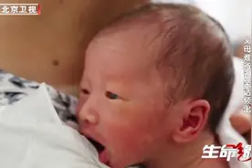 三胞胎诞生记6：同卵三胞胎面容相似，父母难以辨认，笑话频出视频封面