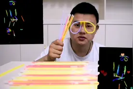 小伙买100根荧光棒绑满全身，跳一曲“鸡你太美”看一下，玩嗨了