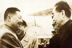 周恩来含泪向贺龙遗像七鞠躬，且亲自修改悼词，背后故事令人感动视频封面