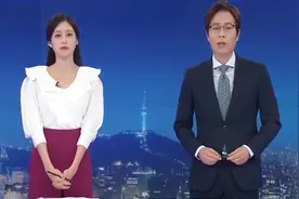 韩国电视台男主持人直播时举起笔表示：这不是日本货视频封面