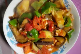 西红柿辣子烧茄子，做法简单好学。看许姐是这样做的