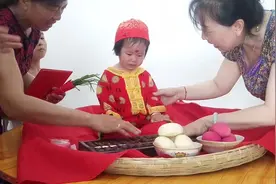 农村小孩一周岁抓周，本地土话“抓粑”  有意思