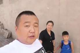 老公为补偿带媳妇逛街，媳妇送了老公特别礼物，最后还被气跑了视频封面