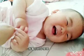 10个月双胞胎姐姐怕痒痒，被妈妈挠的咯咯笑，根本停不下来！视频封面