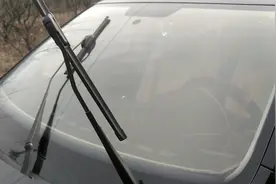 新桑塔纳雨刮器怎样才能立起来，很多人不会用视频封面