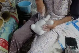 农村这个生意火爆供不应求带动农村妇女就业，一天能赚100多块视频封面
