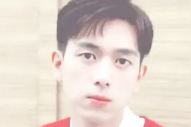 当185李现遇上182吴磊，两人同框比身高，原谅我不厚道笑了视频封面