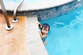 1岁宝宝独自游泳，横渡8米长泳池，网友大赞：天才泳者