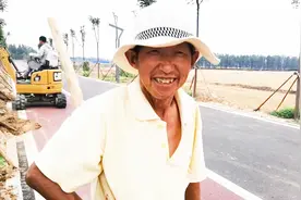 农村70岁老人做绿化工，一天工资60元，来看看他都干点啥视频封面