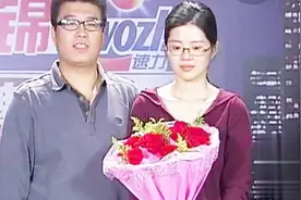 夫妻两人签好协议重归于好，一个拥抱一束鲜花，让妻子现场落泪