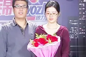 夫妻两人签好协议重归于好，一个拥抱一束鲜花，让妻子现场落泪