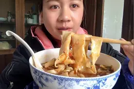 在2平米的厨房吃春节后的第一碗扯面，味道还是一如往常香视频封面