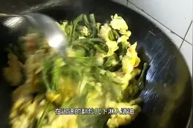 春日美食家“鸡蛋炒山野菜”全民爱吃的山野菜，大酒店的炒法。视频封面