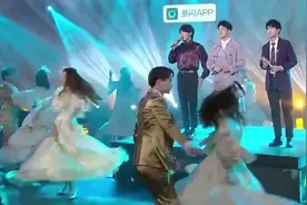 “声入人心”男团美声联唱秀高音，这唱功没几十年练不出来视频封面