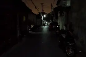 苏州夜晚找住宿，穿梭小弄堂，估计没几个人敢走这个夜路视频封面