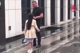 小朋友问叔叔要打火机，被呵斥后留下字条，让人感动