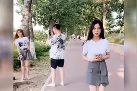 祝晓晗路上走着，背后忽然有人喊别动，把祝晓晗吓坏了，结果真逗
