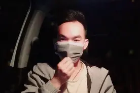 口罩哥，演唱了品冠《我以为》，唱出三角恋的心酸与无奈