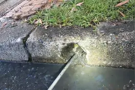 马路边堵塞的下水道 经过管道清理设备清理 没几分钟就完全通畅了
