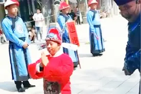 高考状元回家祭祖，乡亲们夹道围观，网友：真是光耀门楣！视频封面