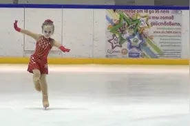 6岁萌娃表演花样滑冰，太萌了，喜欢的记得点赞视频封面