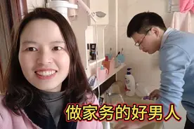 80后夫妻周末，一起买菜做饭，一起分担家务，享受四口之家的幸福