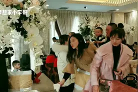 高颜值小姐姐带你赴四川寿宴看变脸，近距离尝试解密变脸奥秘视频封面