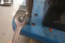 电工遇到麻烦事，扳手太大扭不开螺丝，看他用什么妙招搞定