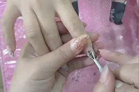 美甲卸除像剥皮一样简单，看完再也不用扣指甲了