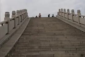 登上京杭大运河常州段高耸险峻的文成桥，有种上桥容易下桥难之感视频封面