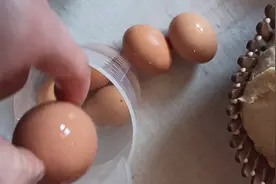 新鲜的鸡蛋煮熟后皮不易剥离，不要着急，教你一招轻松解决视频封面