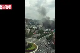 突发！江门市新会摩托车市场内起火 现场浓烟滚滚视频封面