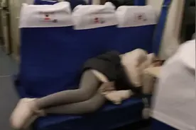 实拍凌晨二点的火车上，人们各种睡姿。你有多久没坐过火车了！视频封面
