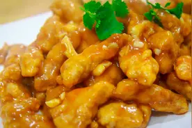 糖醋里脊的家常做法，2分钟学会调糖醋汁和挂糊技巧，酸甜可口