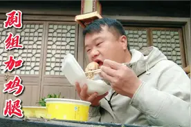 剧组拍摄现场，演员们就是这样拍戏的，今天的盒饭居然还有鸡腿