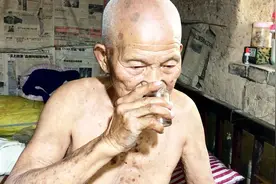 农村90岁孤寡老人过啥节日？竟开心地喝着小酒吃着烧鸡，让人欣慰视频封面