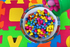 给孩子们收集各种各样颜色的彩虹糖棒棒糖，童谣儿歌