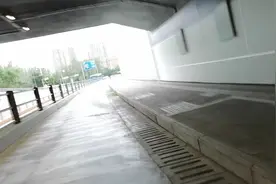成都西站地铁口出来，穿过隧道，遇到一猥琐男盯着我，毛骨悚骑过