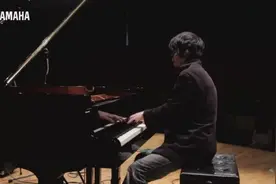 钢琴独奏《哈尔的移动城堡》主题曲，会弹钢琴的男人超帅！