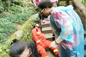 消防员高温天背突发心脏病游客一路狂奔 两次累倒的他让人感动视频封面