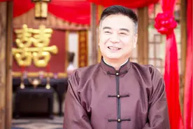 61岁老戏骨岳跃利，与演员刘芳离婚，二婚娶圈外妻子很幸福视频封面