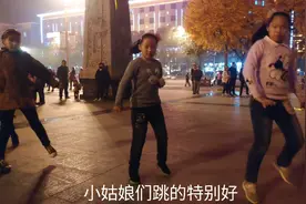 俩个小姑娘跳广场舞，一连串动作优美，引的路人围观。