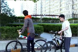 父子俩骑车去遛弯，妈妈跟踪被看到，他们决定让妈妈运动一下视频封面