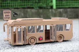 老外教你用废旧纸板制造公交巴士，还能在路上驰骋？太有趣了