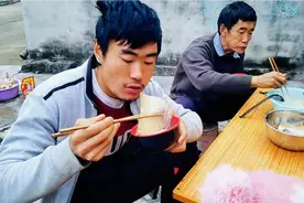 大凉山彝族才敢吃的坨坨肉，冬至节老爸又煮了几块，看小伙怎么吃视频封面