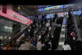 武警常年执勤在外，人群只能远远看着自己父母 ，让人落泪视频封面