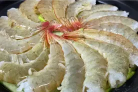 萝卜粉丝鲜虾煲，即是菜又是汤，简单的调料，清新的味道，暖暖的