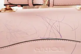 包包上的圆珠笔迹清洗不掉？售货员教我一招，1分钟洗掉圆珠笔迹