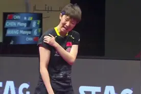 王曼昱拉伤，申请医疗暂停：她左手按着右肩关节，脸上表情很痛苦视频封面