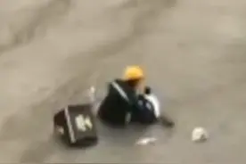 外卖小哥暴雨中送餐：跌倒又爬起